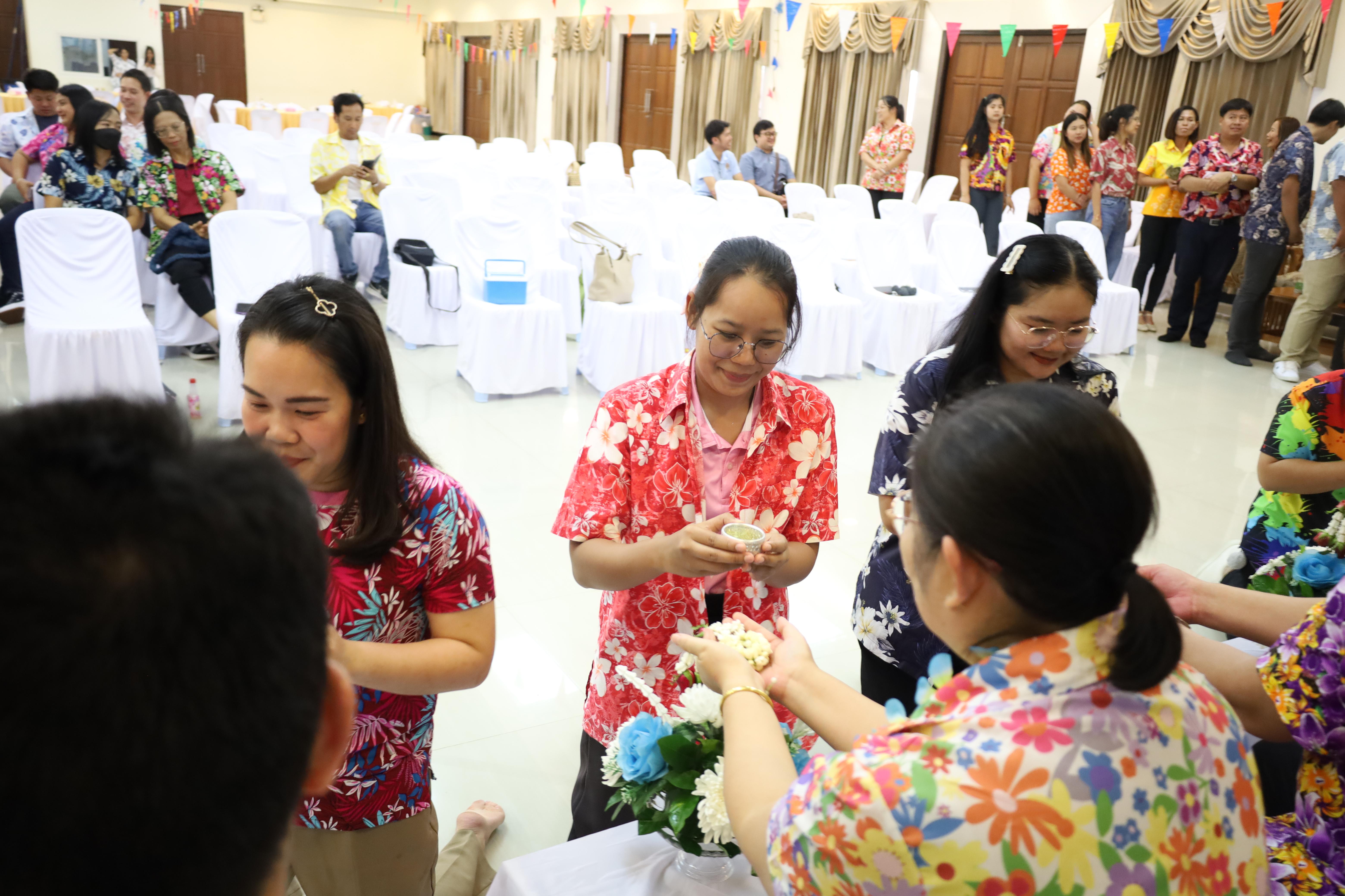 130. วันที่ 26 เมษายน 2568 สาขาการบริหารการศึกษา ได้จัดกิจกรรมรดน้ำดำหัวคณาจารย์ระดับบัณฑิตศึกษา ประจำสาขาการบริหารการศึกษา ณ ห้องประชุมครุร่มสัก 1 ชั้น 3 อาคารคณะครุศาสตร์
